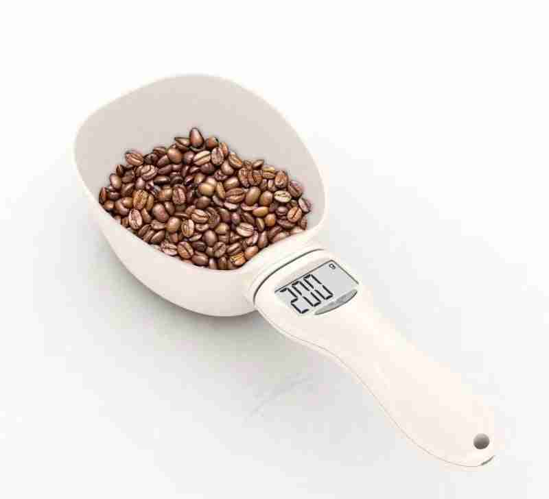 Pet feeding weighing spoon with digital display for accurate pet food measurement