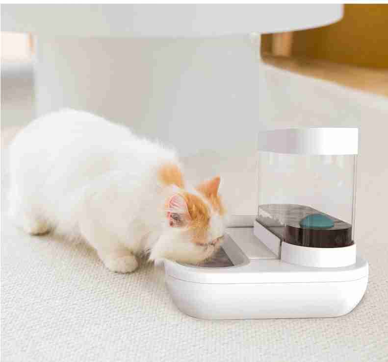 Pet water dispenser with 1500ml capacity and sleek design for cats and small animals